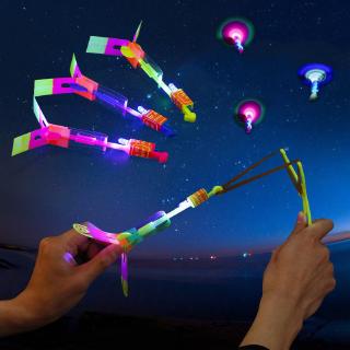 volador giratorio helicóptero de cohete flash luz led juguete divertido juguete elástico (1)