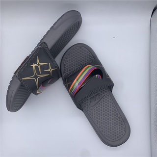 [spot] Nike sandalias de los hombres zapatillas Kasut slipar Swag mujer zapatos de playa chanclas de fondo suave antideslizante zapatillas de baño Kasut Pantai interior