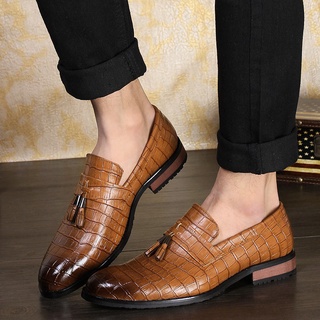 Tamaño 38-47 de los hombres de negocios borla de deslizamiento en los zapatos formales puntiagudo del dedo del pie a cuadros zapatos de cuero marrón