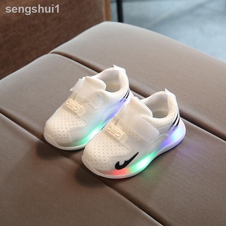 Nuevos zapatos blancos pequeños 1-3-5 años con luz intermitente de fondo suave zapatos para bebé transpirables ​​Para niñas
