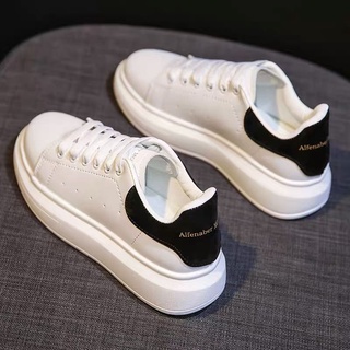 verano mcqueen pequeños zapatos blancos 2021 nuevo transpirable alta junta zapatos trend versátil suela gruesa cuero casual zapatos